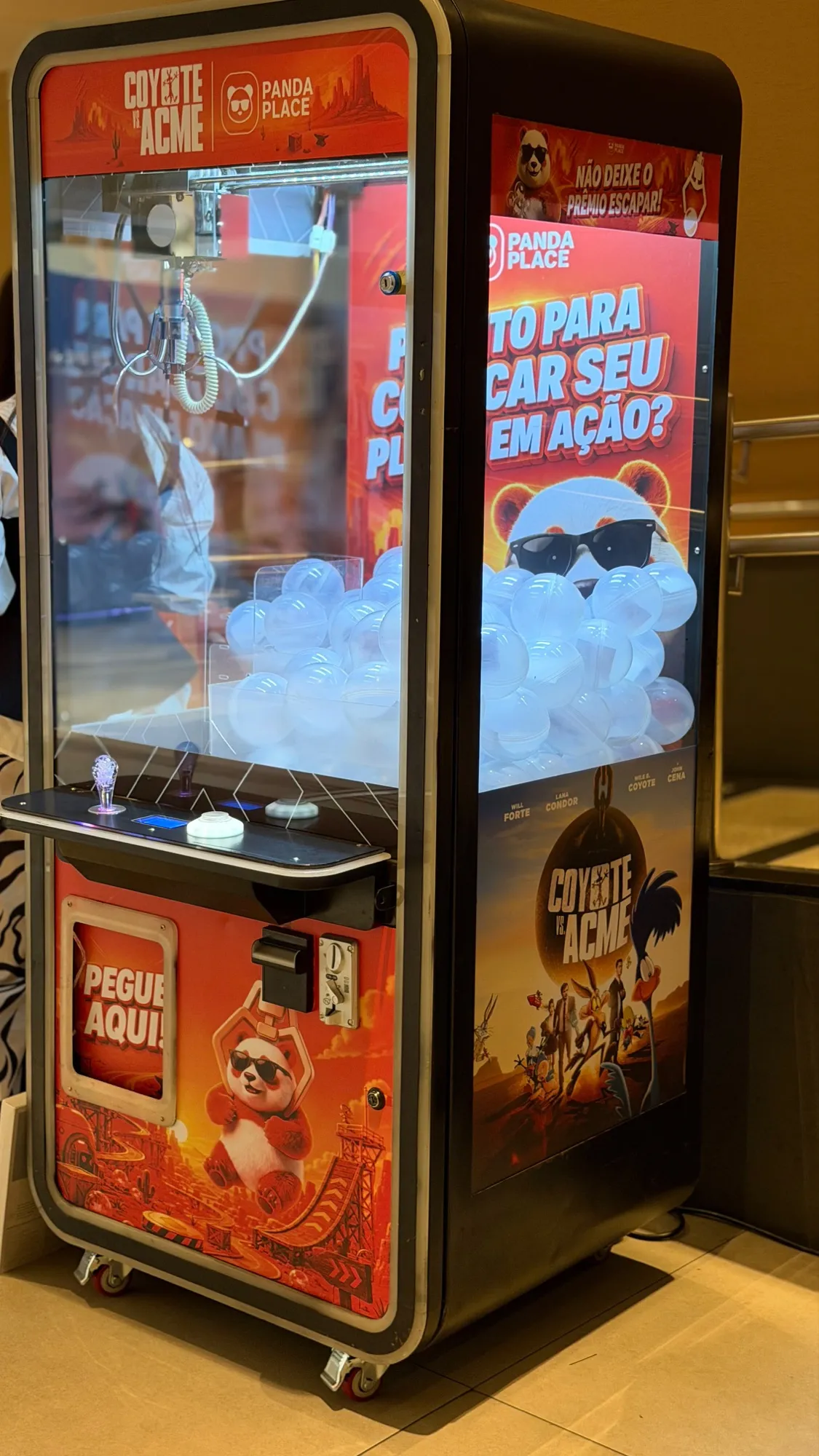 Máquina de prêmios com a identidade Panda Place em uma unidade